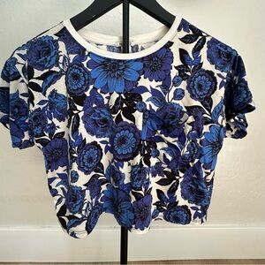 Pretty Forever 21 Blue and Black Floral Short Sleeve Crop Top. Size Small